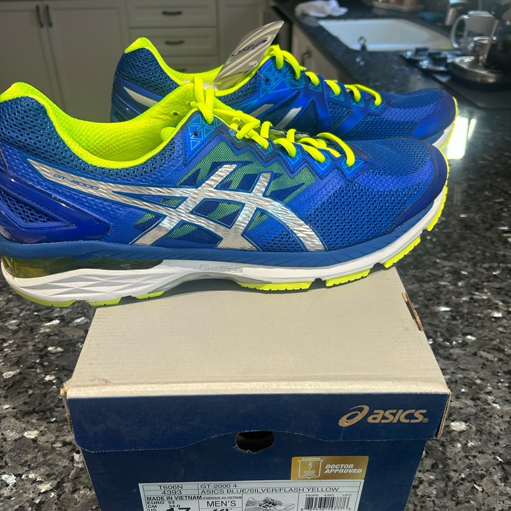 ASICS men’s GT2000 athletic shoes- NEW IN BOX